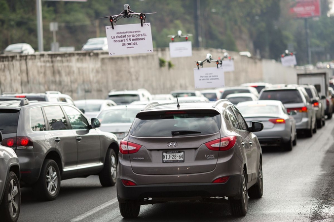 Présentée par drone dans un embouteillage, au profit de überpool (co-voiturage).