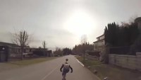 Une voiture de police arrête dangereusement des longboardeurs