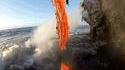 La lave d'un volcan hawaïen s'écoule directement dans la mer