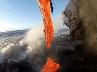 La lave d'un volcan hawaïen s'écoule directement dans la mer
