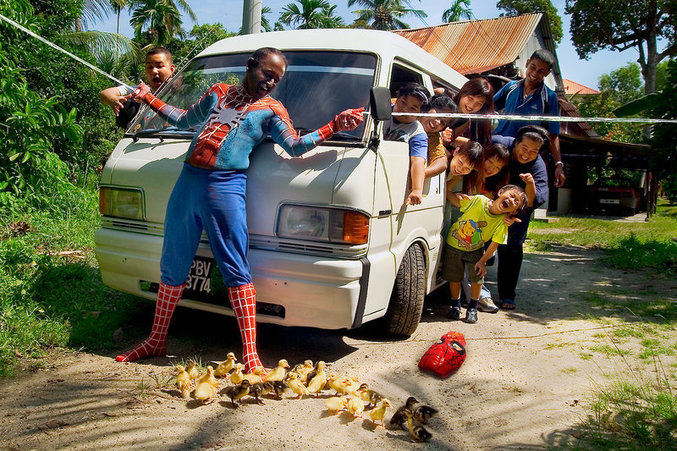 Spiderman arrête une voiture pour sauver une famille d'un massacre.