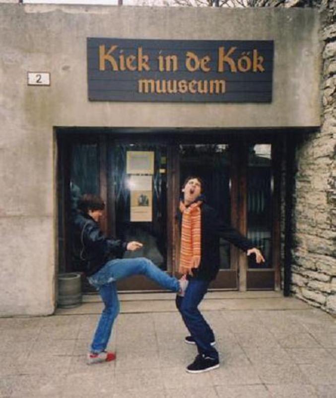 Détournement du nom d'un musée ("kick in the cock" = "frapper dans les couilles")