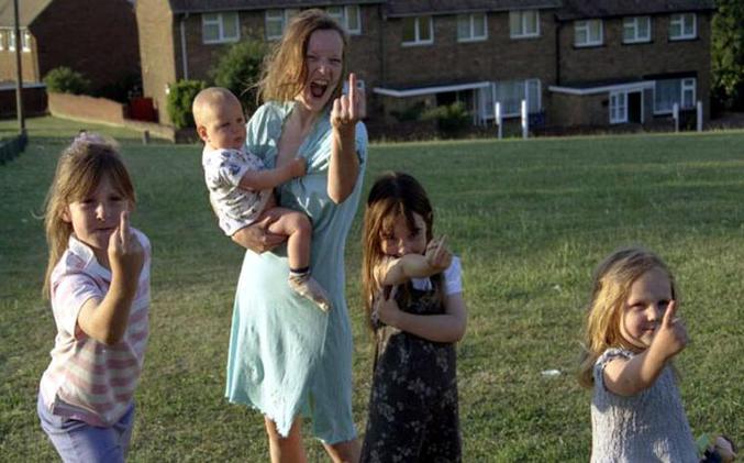 Une femme qui ne montre pas l'exemple à ses enfants.