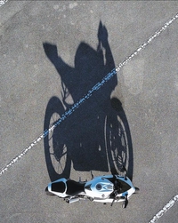 L'ombre de ta moto devrait t'inciter à la prudence !