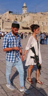 l'homme porte la culotte mais la femme la mitraillette 