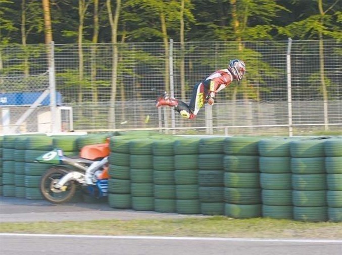 Un motard va avoir quelques soucis dans un court instant.