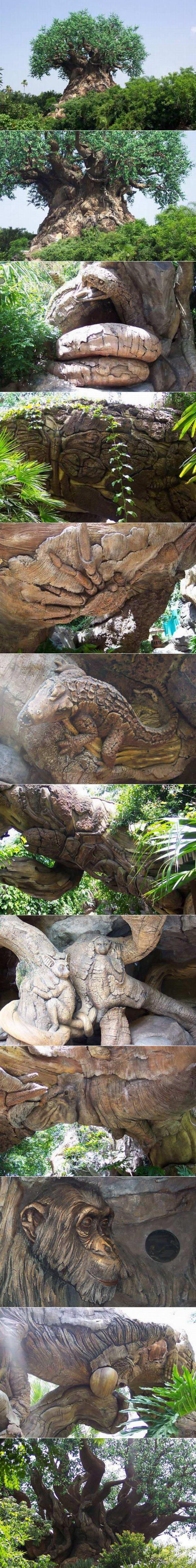 Des animaux sculptés à même un arbre.