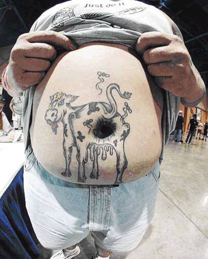 Un tatouage sur le nombril en guise d'orifice anal de bovin.