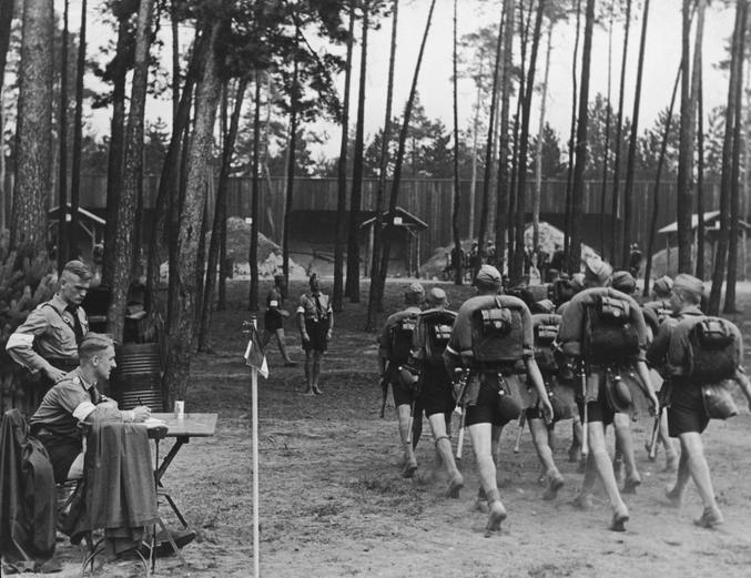 Camp d'été de jeunesses hitlériennes dans les années 30.