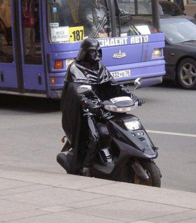 Lorsqu'il n'est pas dans son "tie fighter", Dark Vador se déplace en scooter.