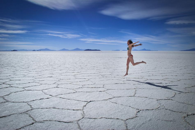 Le désert d'Uyuni en Bolivie est le plus grand désert de sel du monde, situé par 3650m d'altitude et par 10ºC. Il est aussi le spectacle de certains mirages.