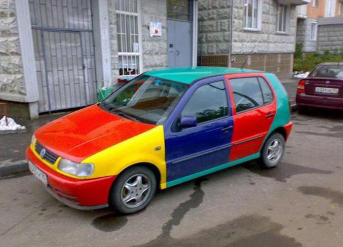 Une voiture très colorée.
