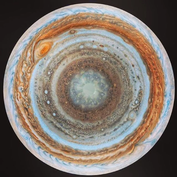 Cette carte de Jupiter est la carte en couleur la plus détaillée jamais produite. La carte ronde est une projection stéréographique polaire qui montre le pôle sud au centre de la carte et l'équateur au bord. Elle a été construite à partir d'images prises par Cassini les 11 et 12 décembre 2000, alors que le vaisseau spatial s'approchait de Jupiter lors d'un survol en direction de Saturne.

La carte montre une variété de nuages colorés, y compris des bandes parallèles brun-rouge et blanches, la grande tache rouge, des régions chaotiques multilobées, des ovales blancs et de nombreux petits tourbillons. De nombreux nuages apparaissent en stries et en vagues en raison des déformations continuellement imposées par les vents et les turbulences de Jupiter. Les caractéristiques gris-bleu le long du bord nord de la bande centrale lumineuse sont des "points chauds" équatoriaux, des systèmes météorologiques tels que celui dans lequel est entrée la sonde Galileo de la NASA. Les petites taches brillantes dans la bande orange au nord de l'équateur sont des orages accompagnés d'éclairs. La région polaire représentée ici est moins bien visible car Cassini l'a vue sous un angle et à travers une brume atmosphérique plus épaisse.

Source : https://www.nasa.gov/multimedia/imagegallery/image_feature_539.html