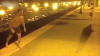 Il tente de sauter d'un quai à un autre
