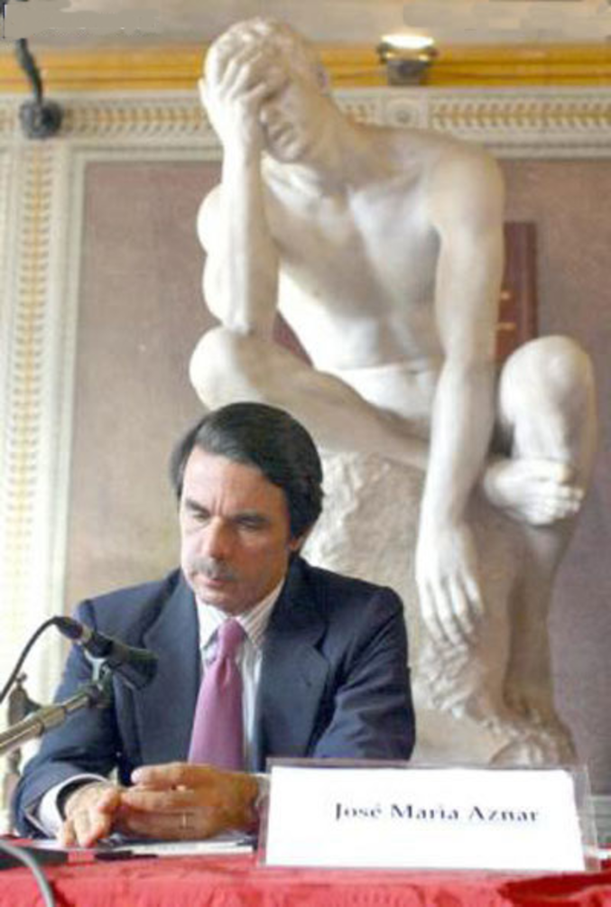La statue du bureau d'Aznar a l'air catastrophée par ce qu'elle voit