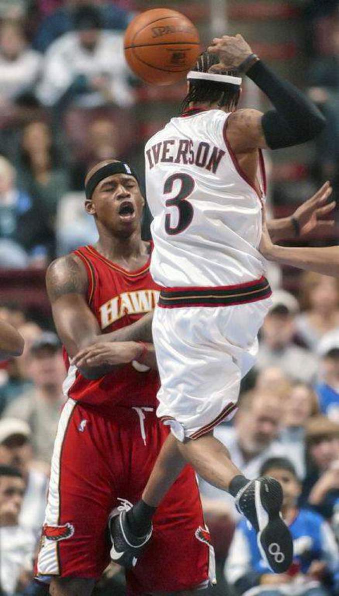 Un basketteur fait un saut assez douloureux pour un adversaire.