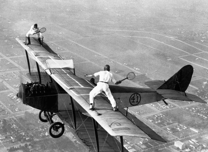 Une partie de tennis sur les ailes d'un avion.