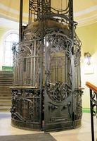 Cage et ascenseur 1900