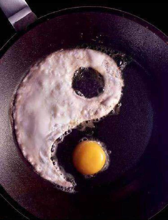 Un oeuf au plat qui représente le Ying et le Yang