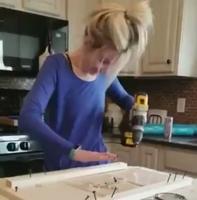 La femme de Régis se met au bricolage.