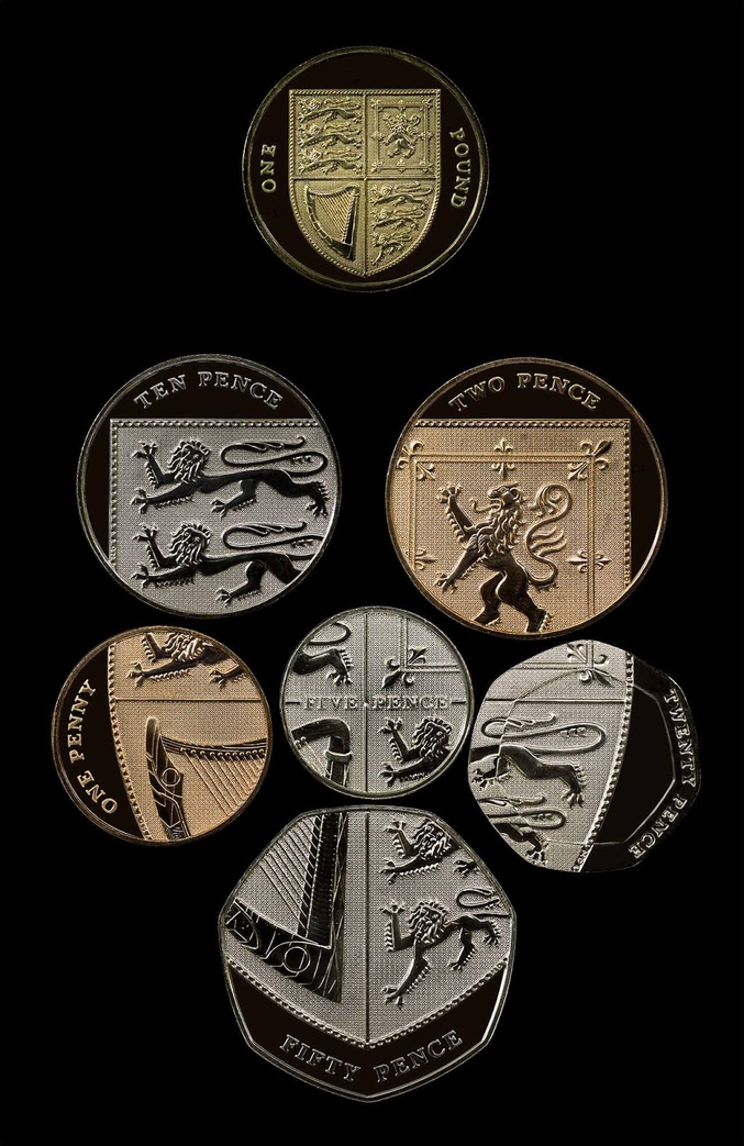 Les pièces de cents anglaises, assemblées, reconstituent le blason du Royaume-Uni.