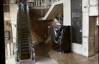 Jeux dangereux dans les escalators
