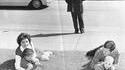 Nous sommes le 22 Novembre 1963, quelques secondes après les coups de feu qui ont assassiné Kennedy...
