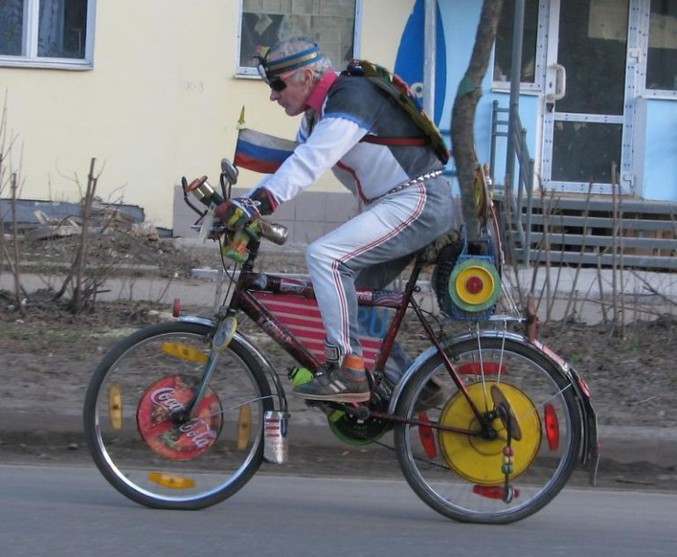 Un type qui a vraiment la classe sur un vélo.