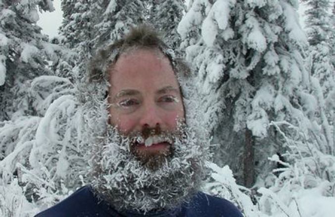Un homme avec une barbe gelée.