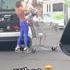 Téléphoner, ranger les courses, rattraper le caddie en même temps : Bravo !