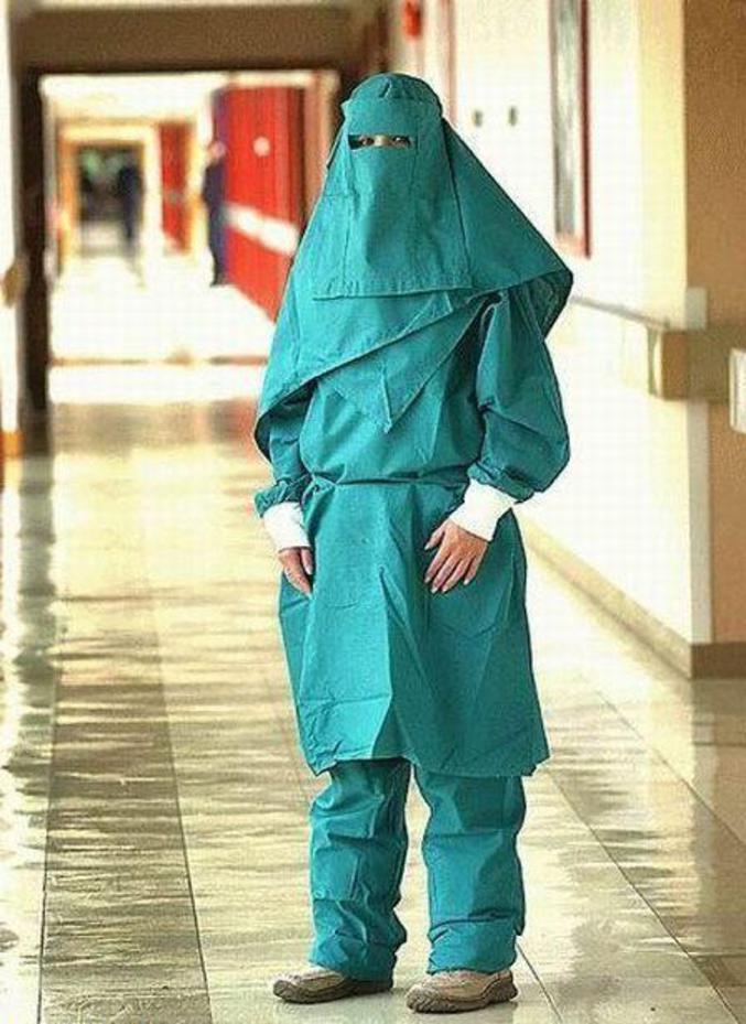 Une femme médecin en burqa