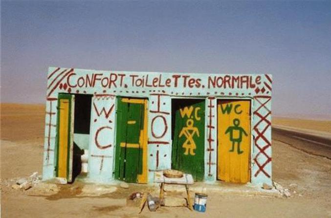 Des toilettes normales en plein désert.