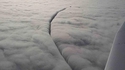Un avion à travers les nuages