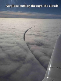 Un avion à travers les nuages