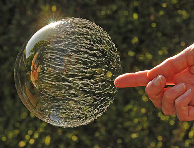 Une très belle photo d'une bulle qui éclate.