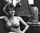 Brigitte Bardot posant chez un sculpteur dans les années 60