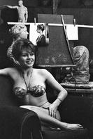 Brigitte Bardot posant chez un sculpteur dans les années 60