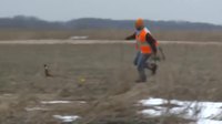 Un chasseur, son arc et sa proie