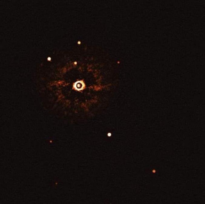 Nommée TYC 8998-760-1 et située à environ 300 années-lumière de la Terre dans la constellation de la Mouche, l'étoile a une masse similaire à celle du soleil. Ses deux planètes connues, cependant, sont nettement étrangères - elles orbitent autour de leur étoile à environ 160 et 320 fois la distance Terre-Soleil, respectivement (des distances qui sont environ quatre et huit fois plus grandes que la séparation de Pluton de notre soleil). Les deux mondes sont surdimensionnés par rapport à tout ce qui se trouve dans notre système solaire. La planète la plus à l'extérieur est environ six fois plus lourde que Jupiter, et la plus à l'intérieur pèse 14 fois la masse de Jupiter. Chacun des mondes apparaît comme un petit point autour de l'étoile sur les images produites par l'instrument SPHERE (Spectro-Polarimetric High-contrast Exoplanet Research), qui fonctionne sur le Very Large Telescope de l'Observatoire européen austral, dans le nord du Chili. 