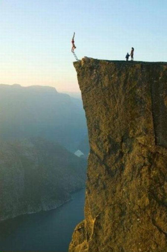 Un homme qui n'a pas le vertige et qui a le sens de l'équilibre.