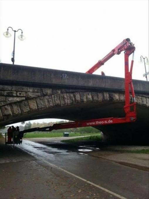 - c'était cher, mais c'est bien pratique quand même !
- mais on aurait pas pu prendre un escabeau pour ça ?
- on est payé à l'heure, mec.