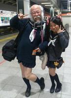 Photo WTF : Grand-père et petite-fille ?