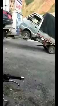 Une voiture qui se fait remorquer