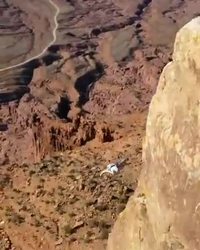Saut d'une falaise