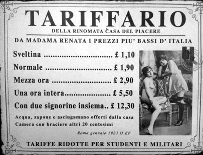 Tarifs de la renommée maison des plaisirs de Mme Renata, les plus bas prix d'Italie.
P'tit coup rapide (les prix sont en Lires de l'époque), crampe "normale", demie-heure, heure entière, avec 2 demoiselles ensemble.
L'eau, le savon et les serviettes sont offertes par la "maison". 20 centimes supplémentaires pour un brasero dans la chambre (sans doute pour l'hiver)...
Tarifs réduit pour étudiants et militaires.
