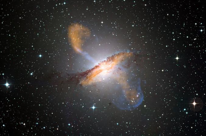 Ce que l'on voit ici c'est la galaxie Centaurus A, d'une taille de 48 500 années-lumière (ou AL) et située à 13 millions d'AL de nous. Ce que l'on voit de part et d'autre de la galaxie, en orange et en bleu, sont des émissions d'ondes radios et de rayon-X par le trou noir central super-massif trônant au centre de cet astre. Naturellement invisibles à l'oeil nu, et donc colorés par ordinateur(orange pour les ondes radios et bleu pour les rayons-x), ces émissions sont si impressionnantes par leur taille, en comparaison avec leur galaxie d'origine, que je n'ai pas pu m'empêcher de partager ça avec vous.