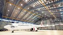 Repeindre un Boeing 737 (11 jours, 18 peintres, 260 litres de peinture)