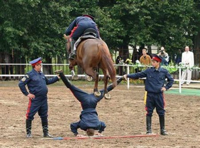 Un militaire qui a entièrement confiance en son collègue.