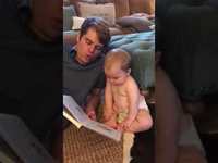 Un père influence son bébé pour qu’il dise papa