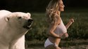 Un ours polaire et les filles aux gros seins